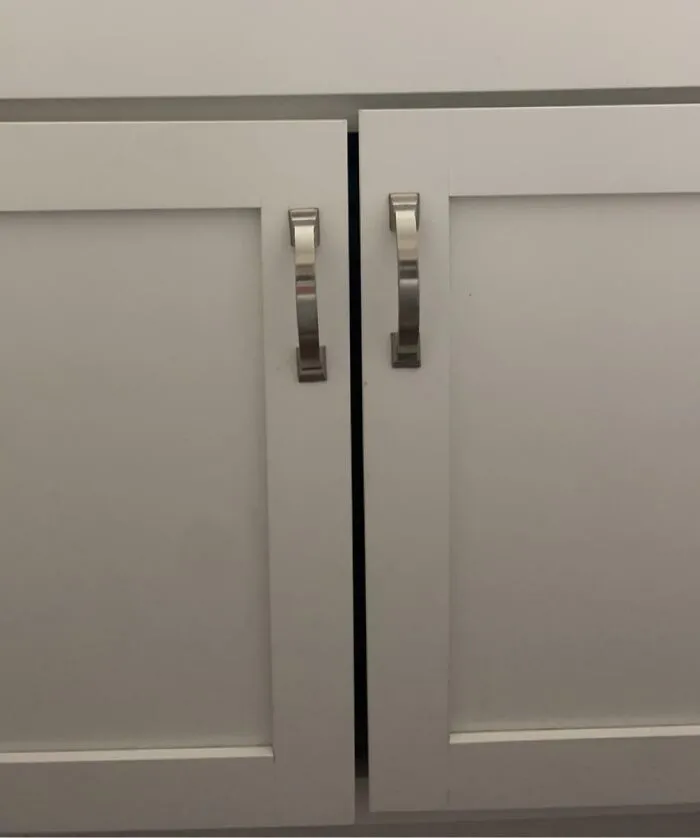 Mi hermano se mudó a un apartamento recientemente remodelado y así es como hicieron cada uno de los gabinetes.