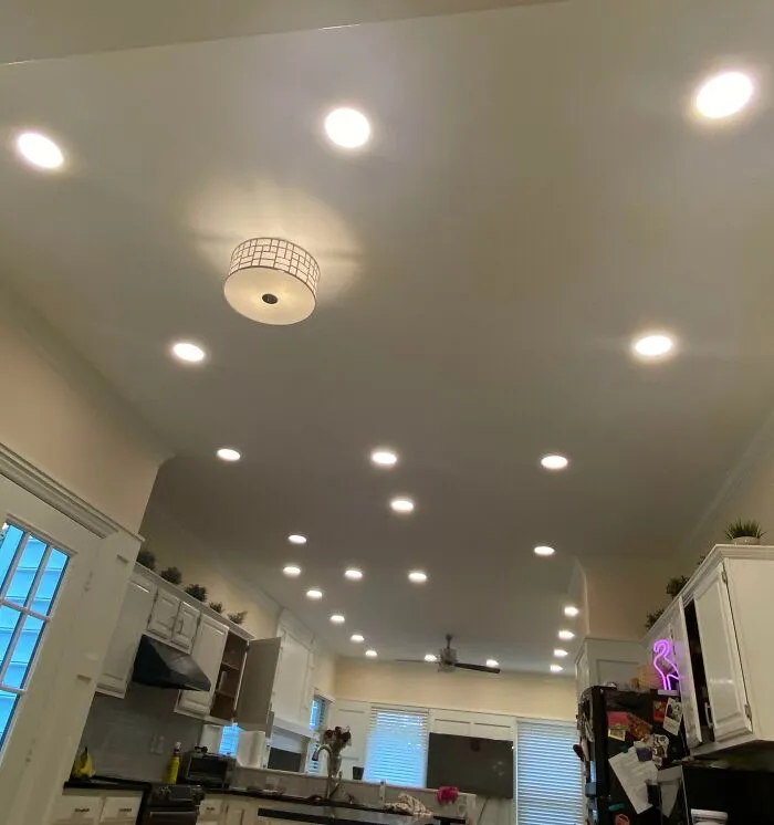 La familia para la que trabajo acaba de reformar su casa y esta es la configuración de las luces empotradas con la que acaban teniendo, y que me molesta todos los días.