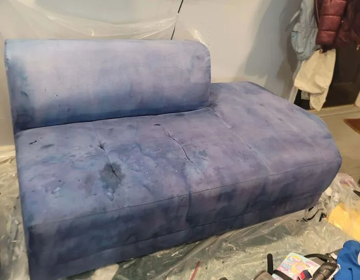 Mi pareja intentó teñir nuestro sofá blanco porque tenía algunas manchas. Le dije que deberíamos haber comprado fundas para el sofá, pero no...