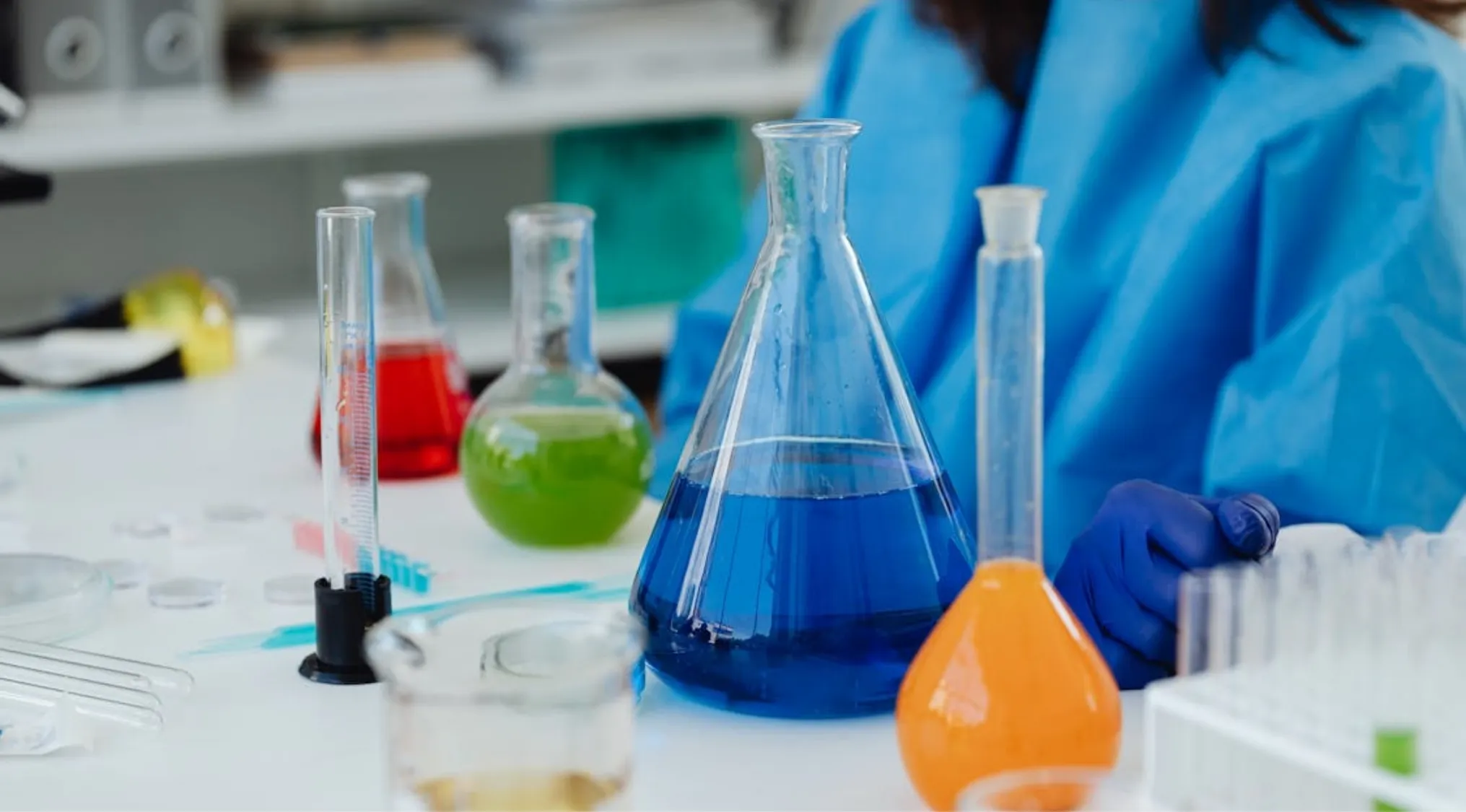 Lab setup with colored liquids for a glucose test. A scientific environment echoing Thomas Edison's era.