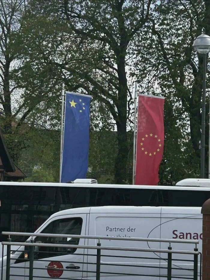 Las banderas de la UE y China en Alemania intercambiaron colores