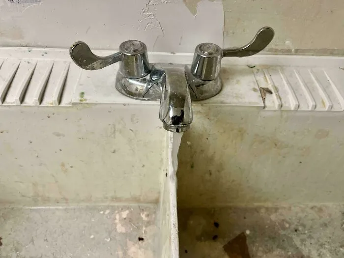 Double Sink For Laundry With Fixed Spout