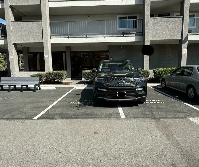 Un compañero de trabajo se compró un coche nuevo y desde entonces ocupa dos plazas de aparcamiento delante de la entrada todos los días.