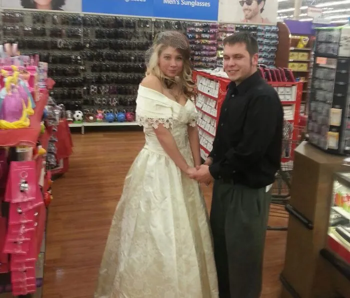La ex de mi amigo se casó en un walmart