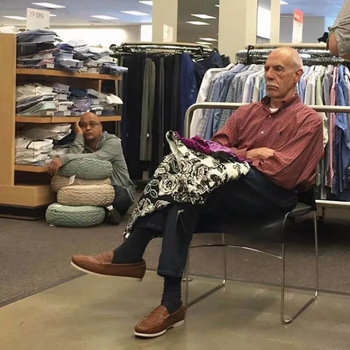 Maridos desdichados atrapados mientras sus esposas hacen las compras.