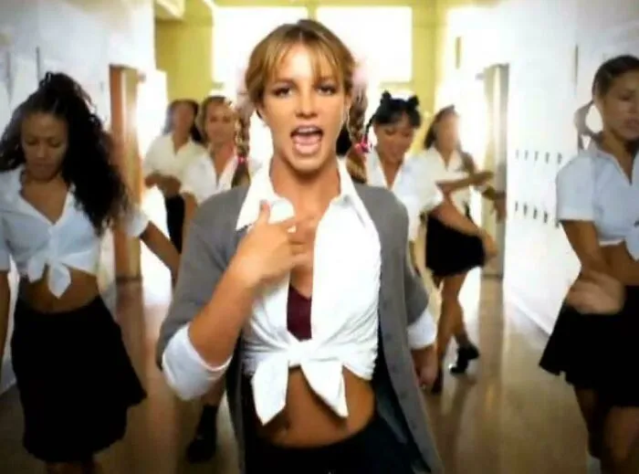 ¿Cómo es posible que la gente lo aceptara? Britney tenía 16 o 17 años cuando grabó este videoclip. Hollywood es repugnante.
