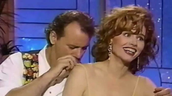 Billy Murray acosando a Geena Davis en la televisión en directo