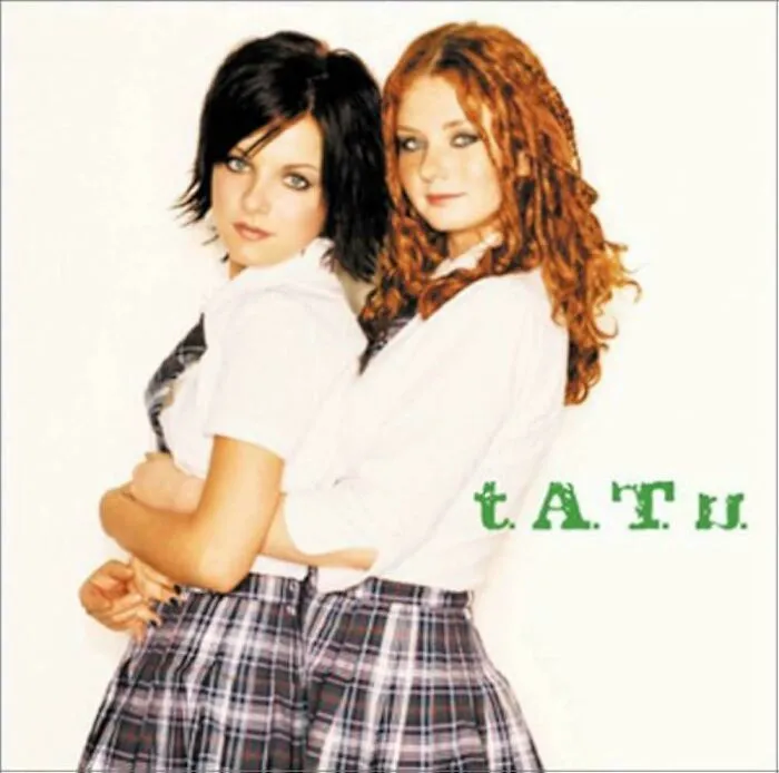 El dúo pop ruso T.A.T.U. tenía 14 años y fue sexualizado y explotado, además de ser retratado como una pareja de lesbianas, lo cual no era cierto, lo que contribuye a la fetichización.