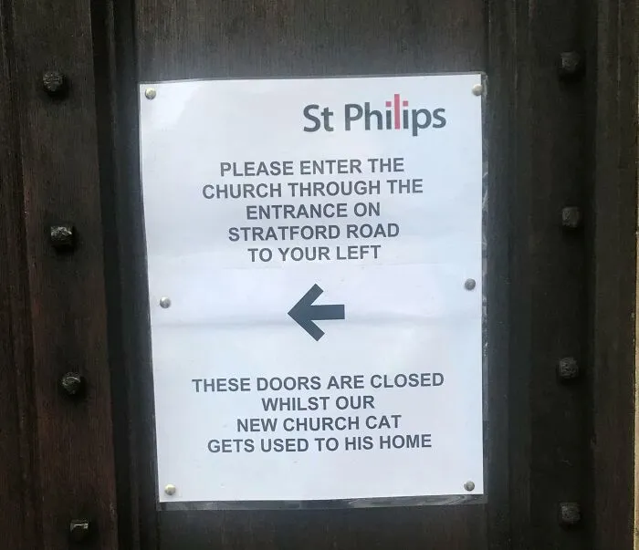 "Estas puertas están cerradas mientras nuestro nuevo gato de la iglesia se acostumbra a su hogar". Londres, 2018.