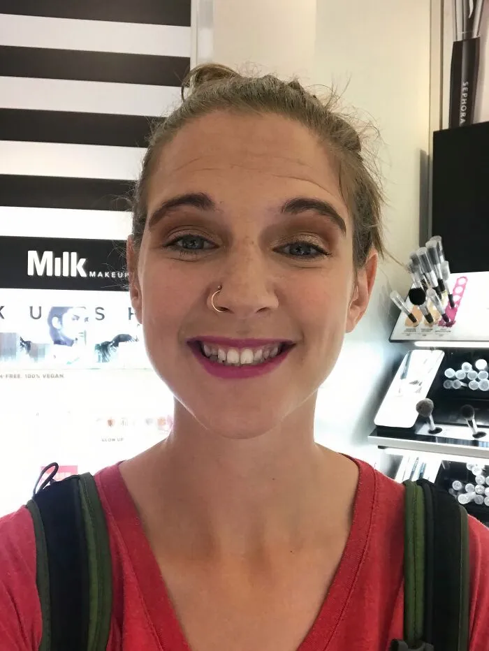 Una versión de un look de "maquillaje natural" realizada por una empleada de Sephora. Al menos era gratis.