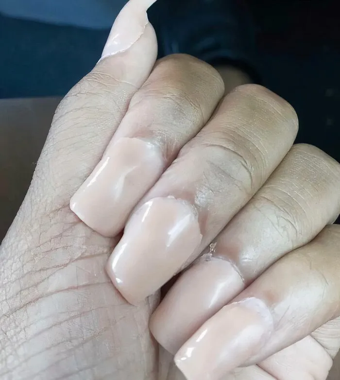 La amiga de mi hermana se hizo las uñas con una manicurista "profesional".