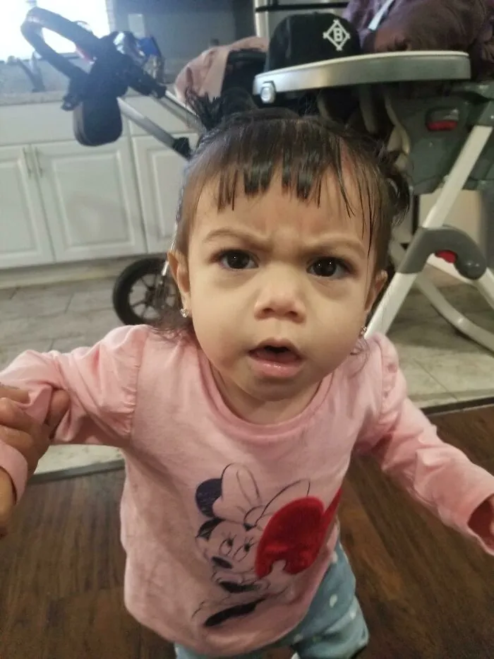 Intenté cortarle el flequillo a mi hija y fracasé.
