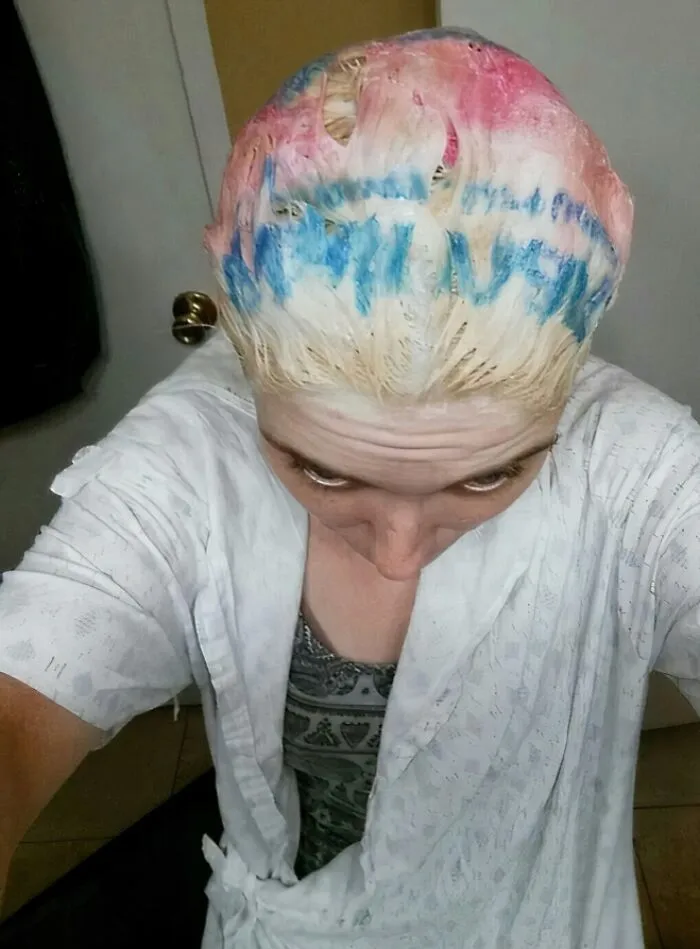 Bolsa de plástico utilizada para retener el calor durante la decoloración del cabello... ¡Pura genialidad!