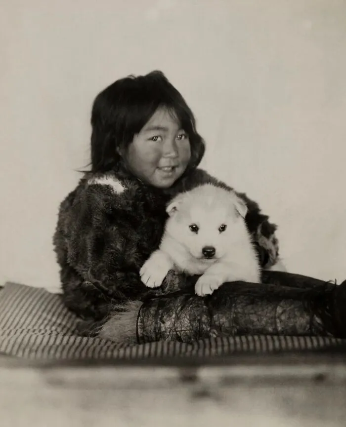 45 Historical Moments That Show The Unchanging Bond Between Dogs And Humans Shared By This Community