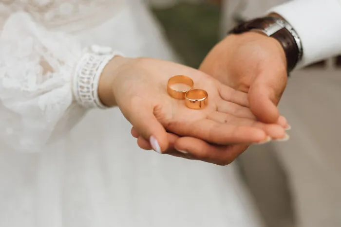 41 Times Wedding Guests Spotted Red Flags So Big They Could See Them From The Altar