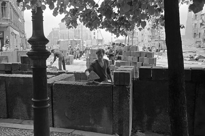 1961 - The Berlin Wall Construction