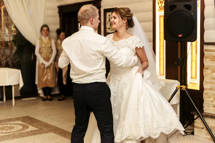 41 Times Wedding Guests Spotted Red Flags So Big They Could See Them From The Altar