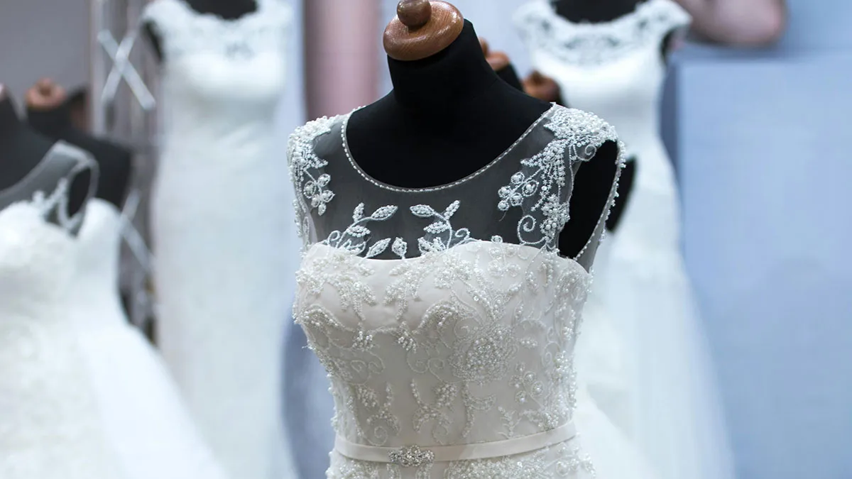Woman Freezes When She Goes To Pay For Her Wedding Dress, As She Didn’t Expect She Had To Leave A Tip