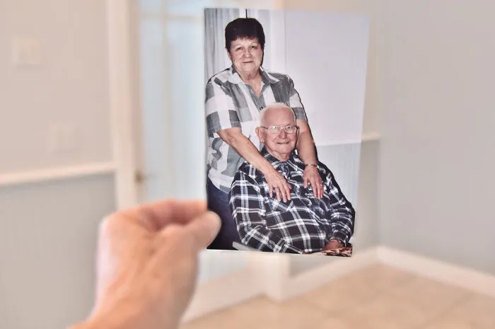 40 Powerful Photos Where People Bring Old Memories Back To Life, As Shared On “Dear Photograph”