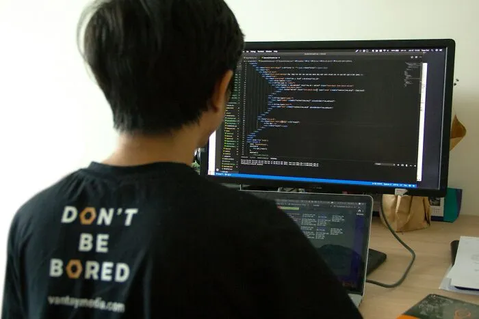 34 People Who Sleep Peacefully At Night Knowing AI Will Never Take Their Job Share What They Do