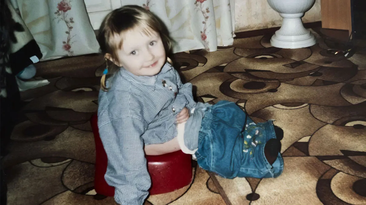 79 Hilariously Awkward Childhood Blunders Captured On Camera That Still Haunt People Today