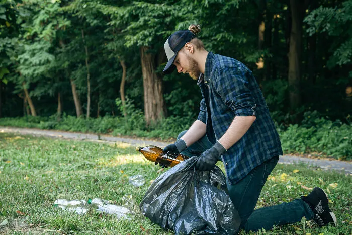 "No Curtains Or Anything": 57 Wildest Things People Saw Their Neighbors Do