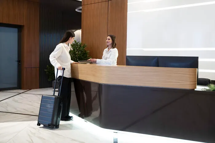 “Don’t Tell My Wife”: 55 Hotel Workers Share Guest Stories That Left Them Absolutely Speechless