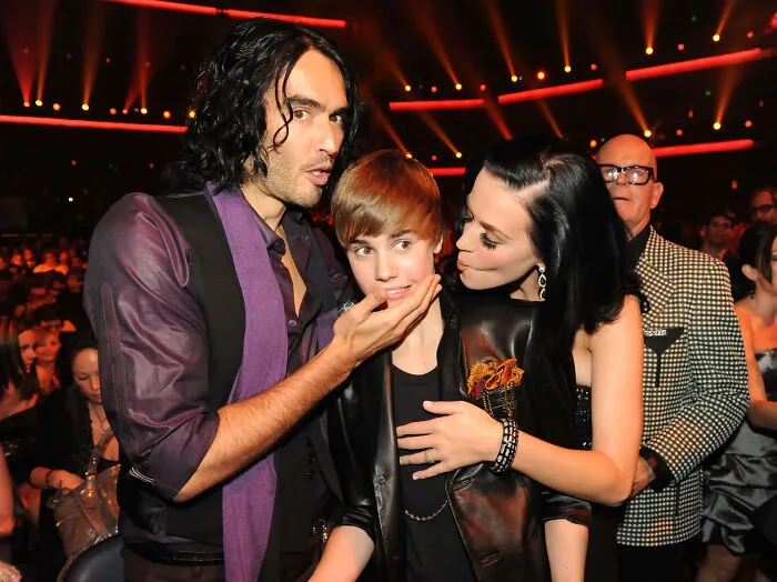 Esta foto de Russell Brand y Katy Perry con Justin Bieber resulta incómoda de ver.