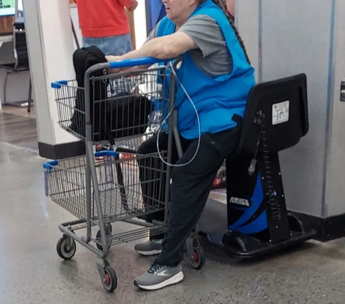 "El sueño americano 2025": Empleada anciana de Walmart conectado a una máquina para EPOC y llorando.