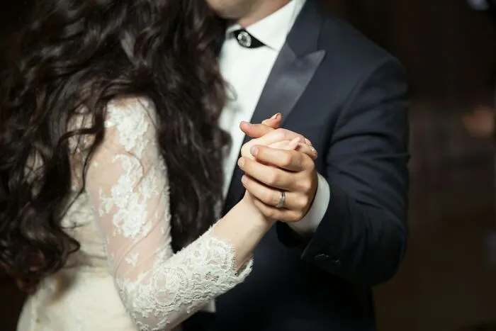 41 Times Wedding Guests Spotted Red Flags So Big They Could See Them From The Altar