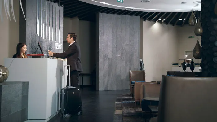 “Don’t Tell My Wife”: 55 Hotel Workers Share Guest Stories That Left Them Absolutely Speechless