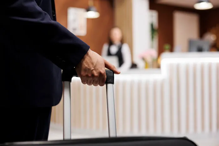 “Don’t Tell My Wife”: 55 Hotel Workers Share Guest Stories That Left Them Absolutely Speechless
