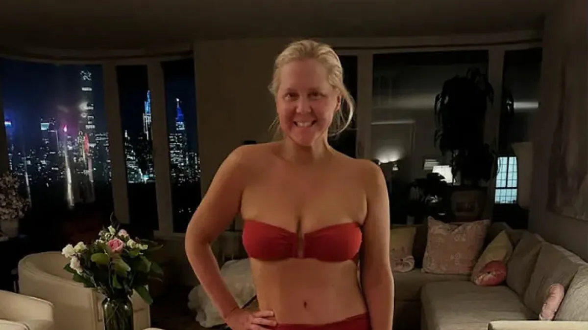 "April Fools, Right?": Fans Tore Apart Amy Schumer After She Posted Polemical New Selfie