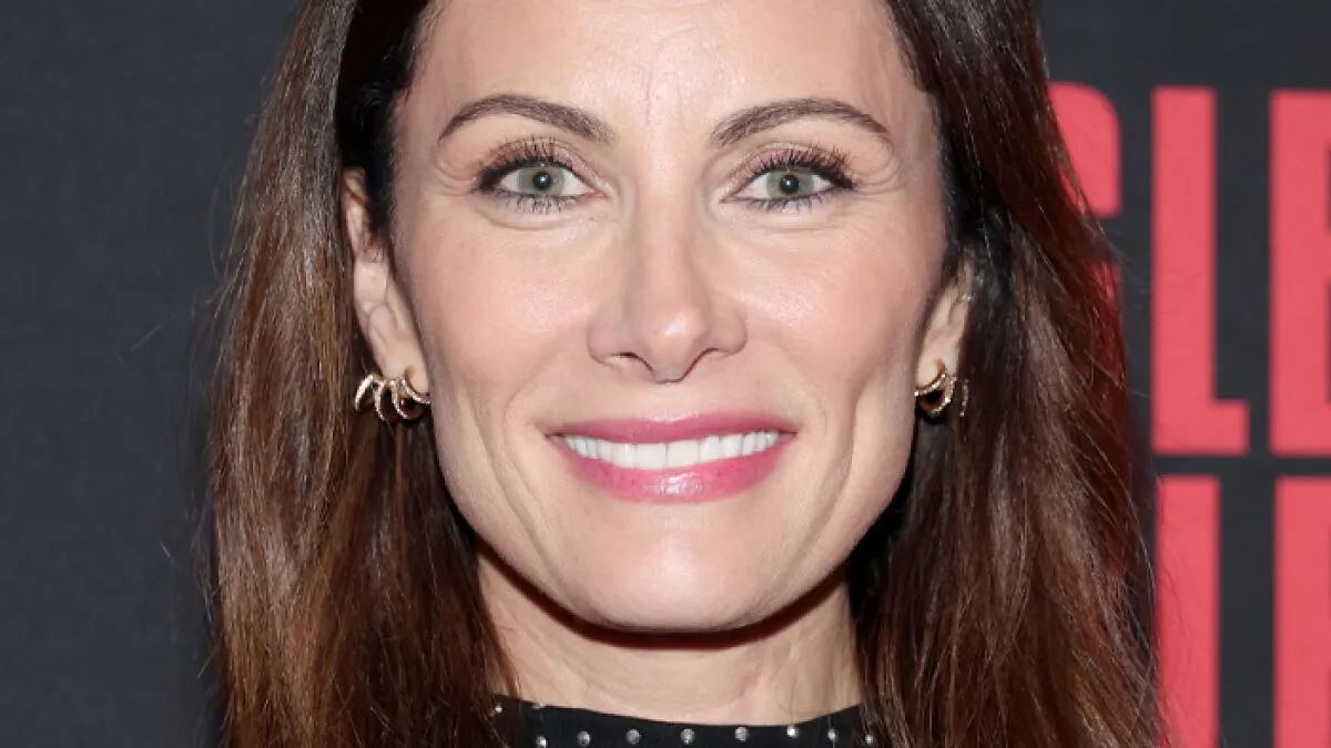“Who The Hell She Is?”: Broadway Star Mercilessly Trolled After Complaining About Not Being Recognized On Plane