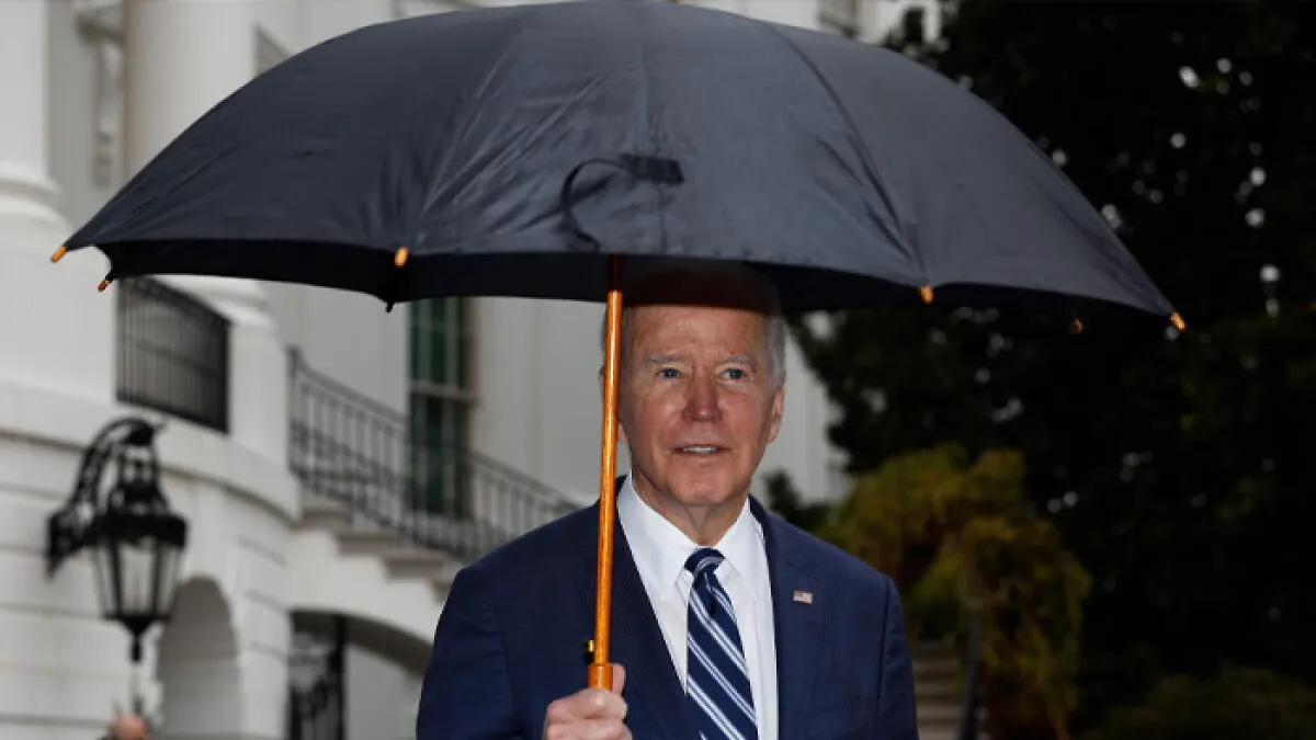 Netizens Only Now Learned Why Presidents Don't Close Umbrellas On Their Own