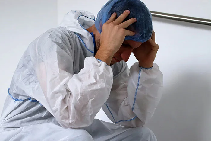 20 Trabajadores sanitarios comparten lo más horrible que han visto en algunos pacientes
