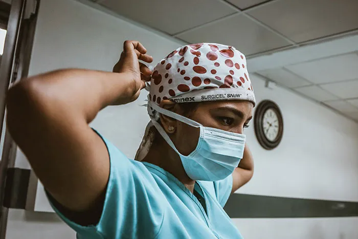20 Trabajadores sanitarios comparten lo más horrible que han visto en algunos pacientes
