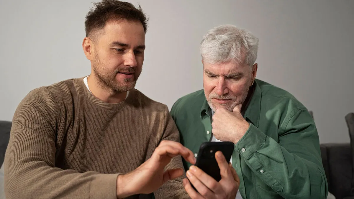 20YO Fixes Dad’s Phone And Accidentally Uncovers His Secret, He Begs To Keep It Between Them