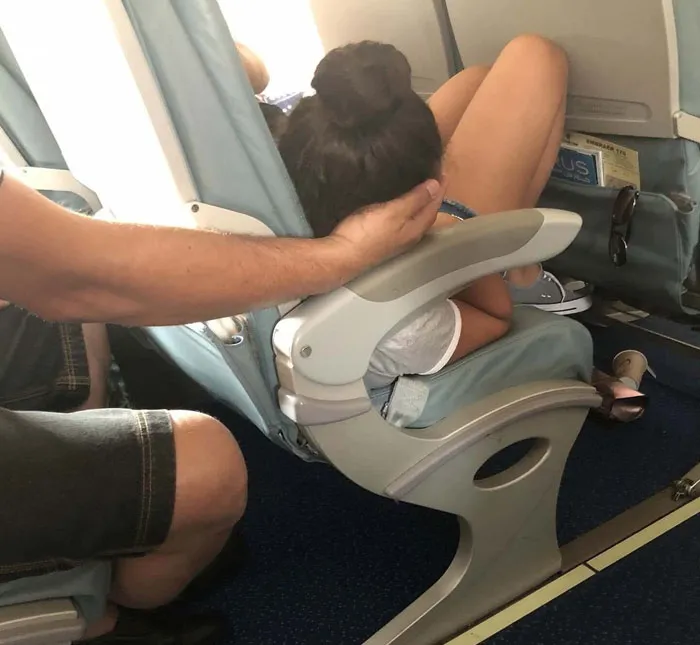 This Guy Kept His Hand In This Position For More Than 45 Minutes So His Daughter Could Sleep Well