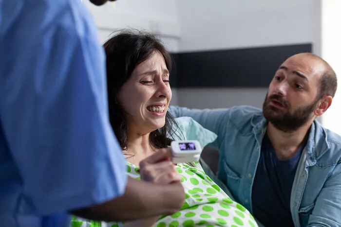 20 Trabajadores de maternidad y ginecología comparten lo peor que han dicho o hecho las parejas de sus pacientes