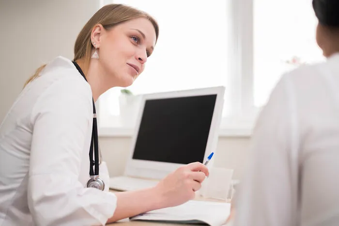 20 Trabajadores de maternidad y ginecología comparten lo peor que han dicho o hecho las parejas de sus pacientes