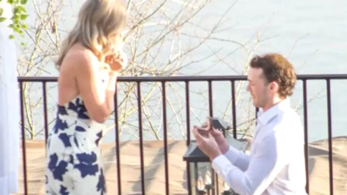 Guy Hires A Photographer To Capture His Proposal, Regrets It After Seeing The Result