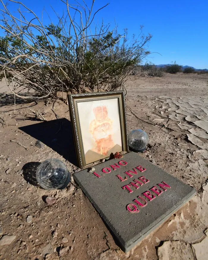 This Photographer Explored Pet Cemeteries Worldwide, Capturing 23 Touching Images Of Pet Graves (New Pics)