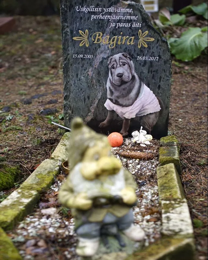This Photographer Explored Pet Cemeteries Worldwide, Capturing 23 Touching Images Of Pet Graves (New Pics)