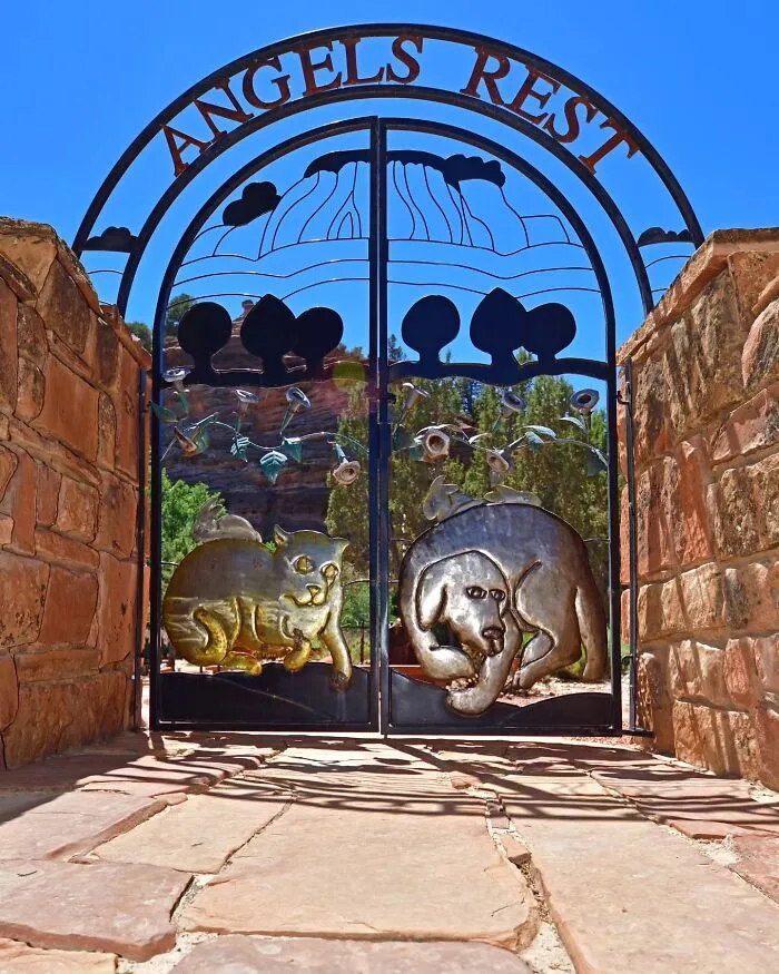 This Photographer Explored Pet Cemeteries Worldwide, Capturing 23 Touching Images Of Pet Graves (New Pics)