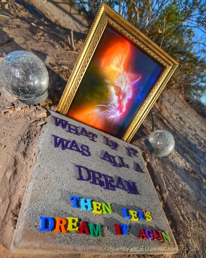 This Photographer Explored Pet Cemeteries Worldwide, Capturing 23 Touching Images Of Pet Graves (New Pics)