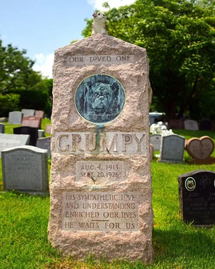 This Photographer Explored Pet Cemeteries Worldwide, Capturing 23 Touching Images Of Pet Graves (New Pics)