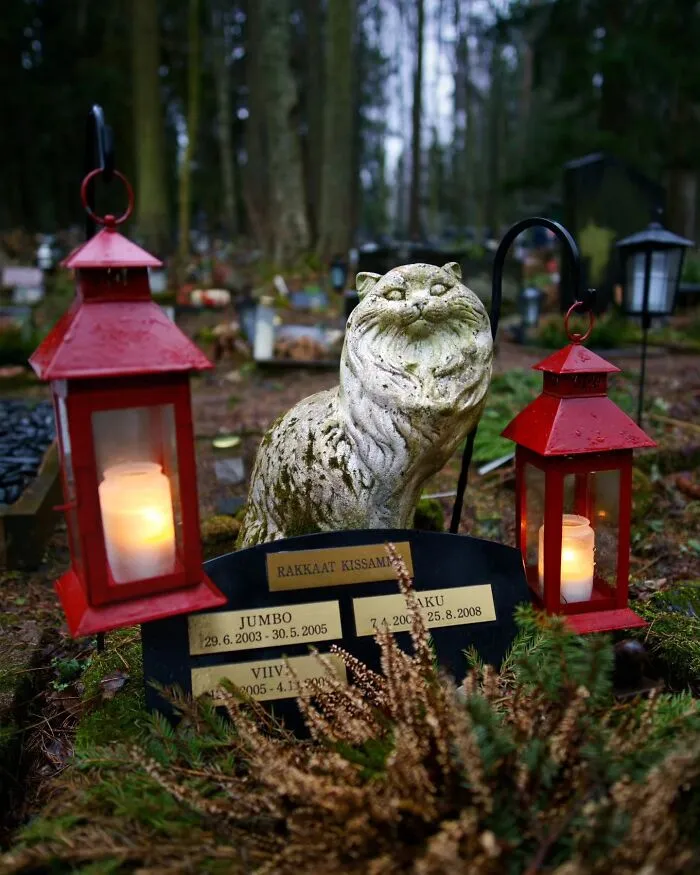 This Photographer Explored Pet Cemeteries Worldwide, Capturing 23 Touching Images Of Pet Graves (New Pics)