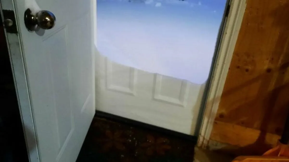 “Glitched Door”: 73 Unedited Photos That May Confuse Your Eyes For A Few Moments (New Pics)