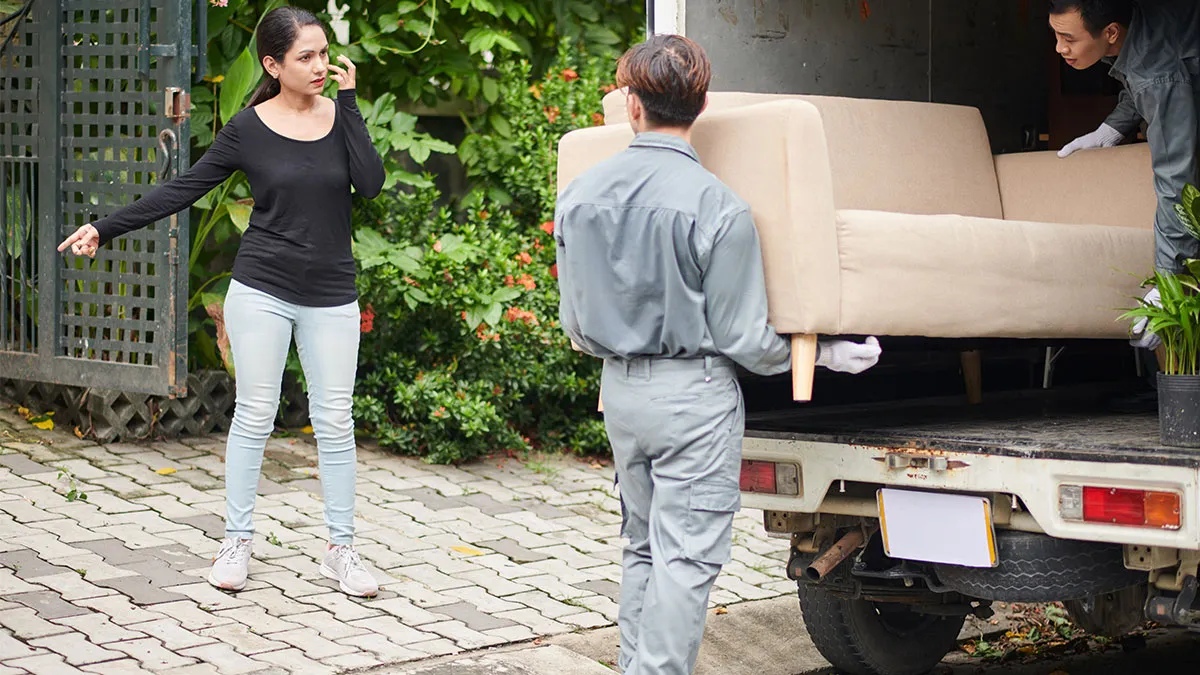“Just Laughed And Complied”: Delivery Drivers Beat Mean Manager At Her Own Game, Leaving Customers Fuming
